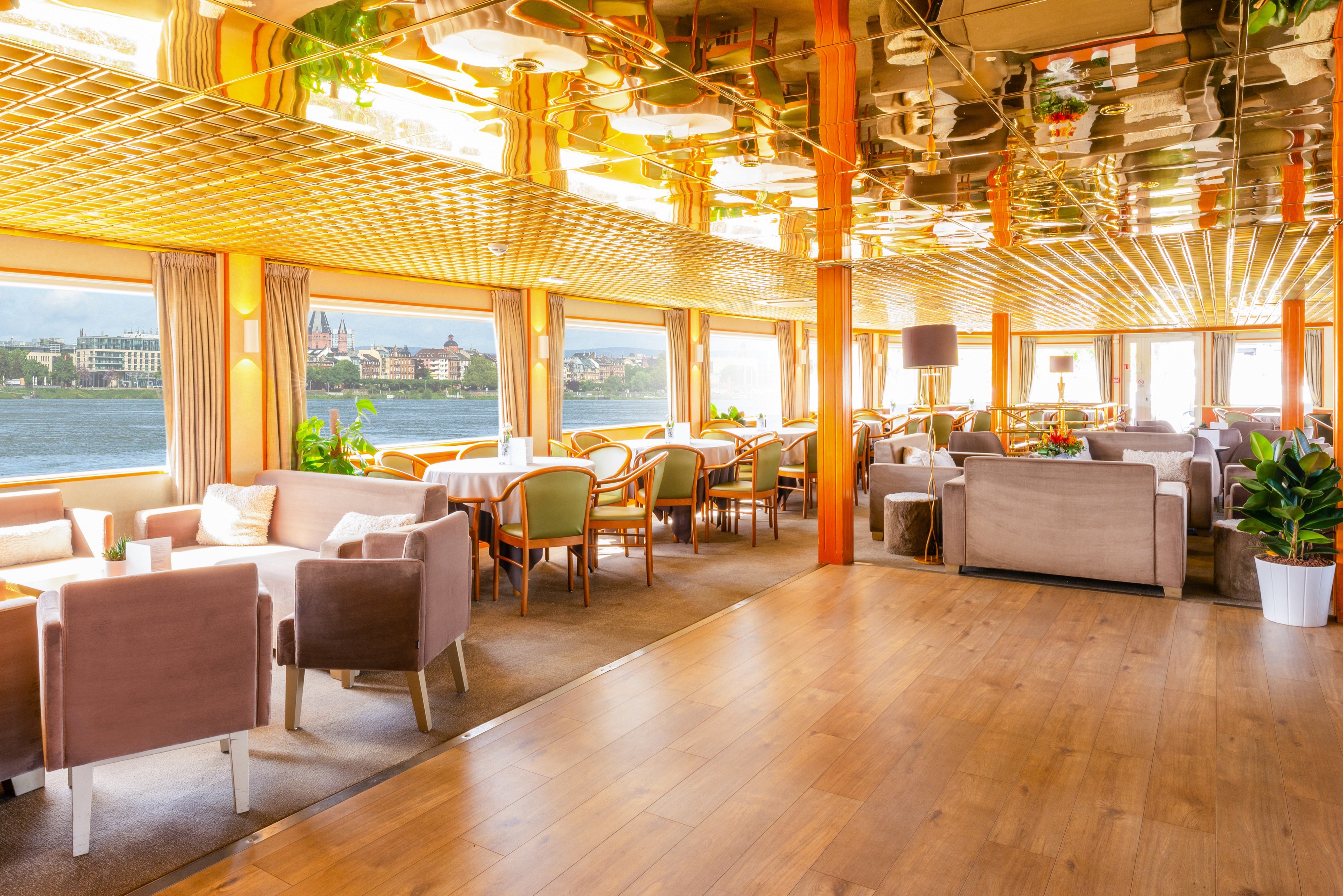Lounge Bar with Dancefloor